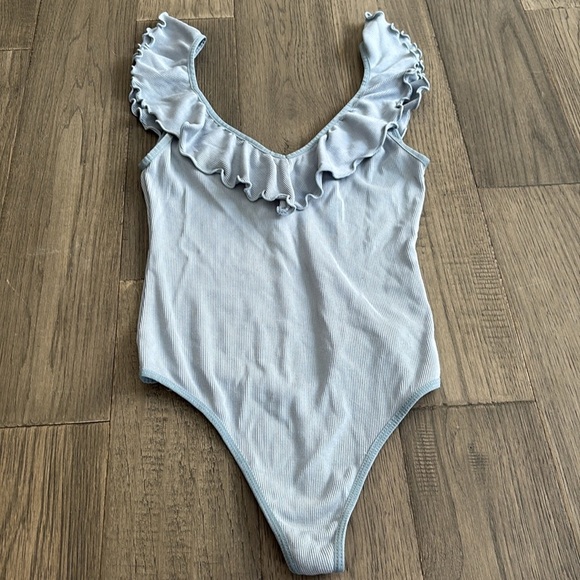 Wilfred | Aritzia light baby blue dannette ruffle sleeve tank bodysuit Size M - Picture 4 of 13